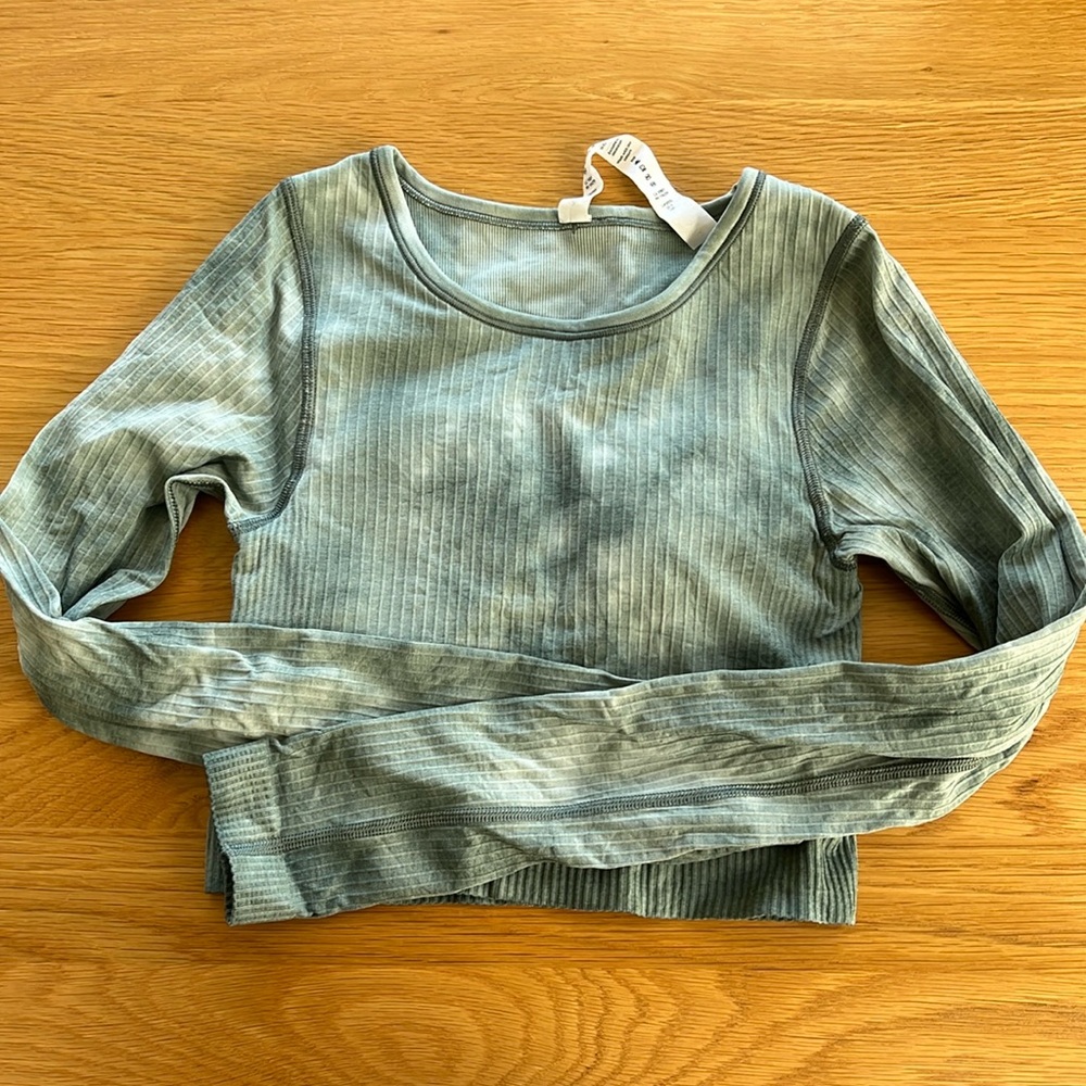 Lululemon cropped long sleeves with bra lining